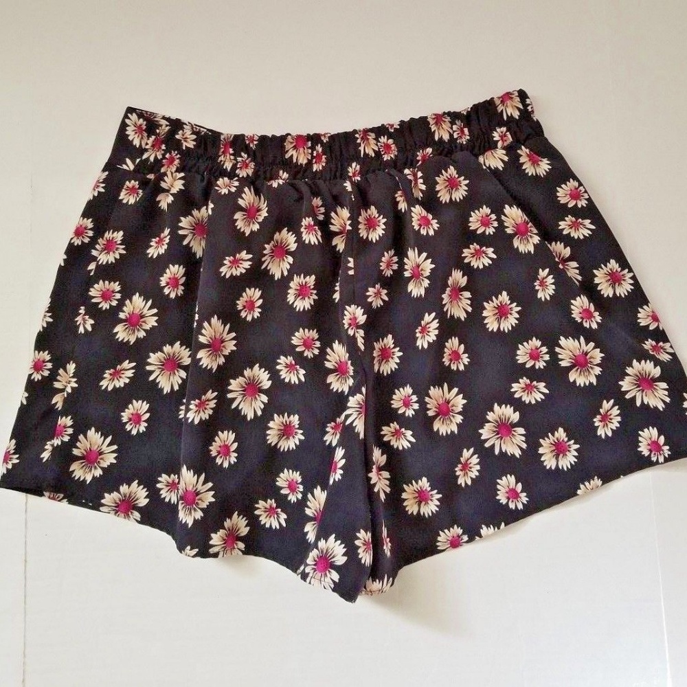 Charlotte Russe Women's Shorts Size L - Picture 2 of 3